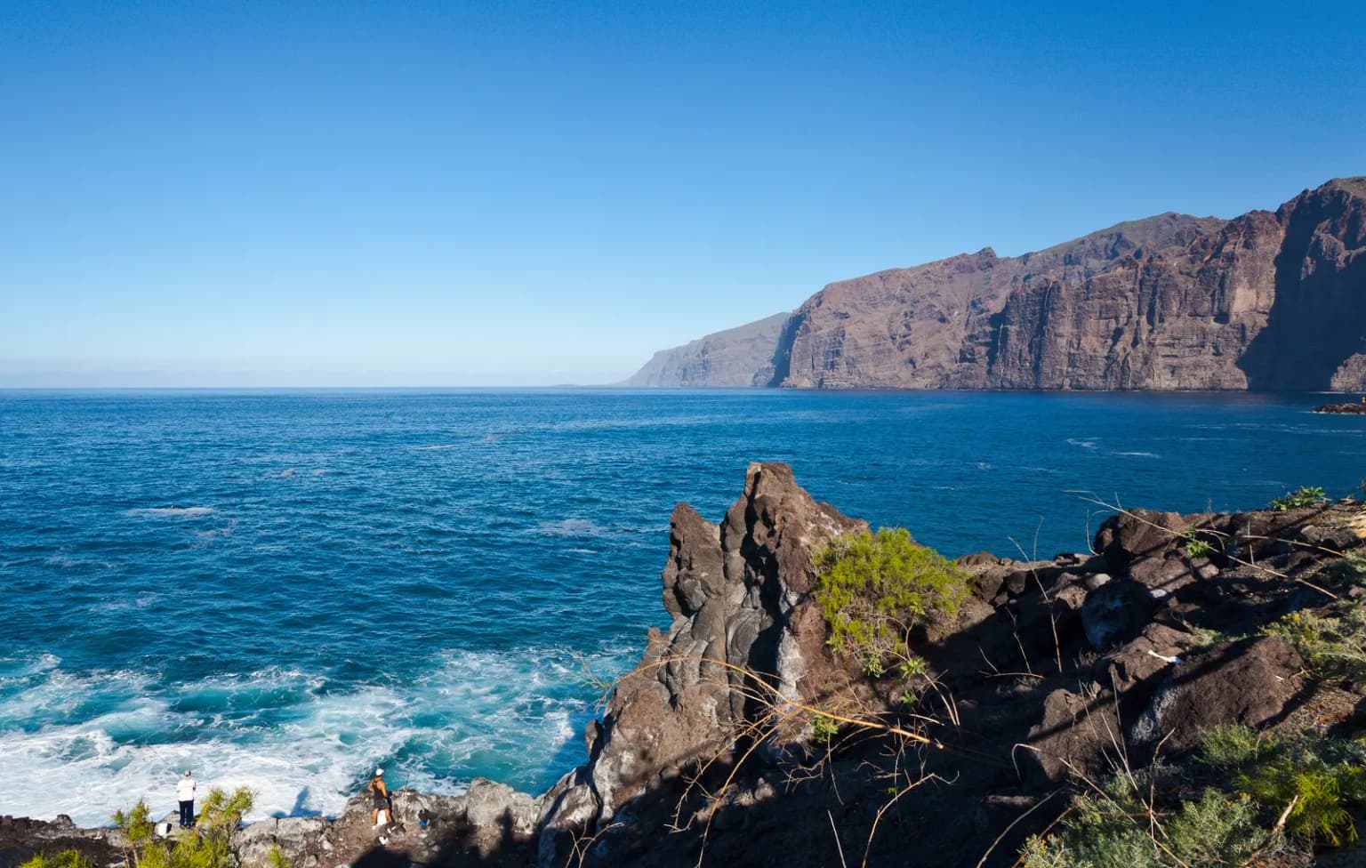 Los Gigantes – lille havneby ved de dramatiske klipper